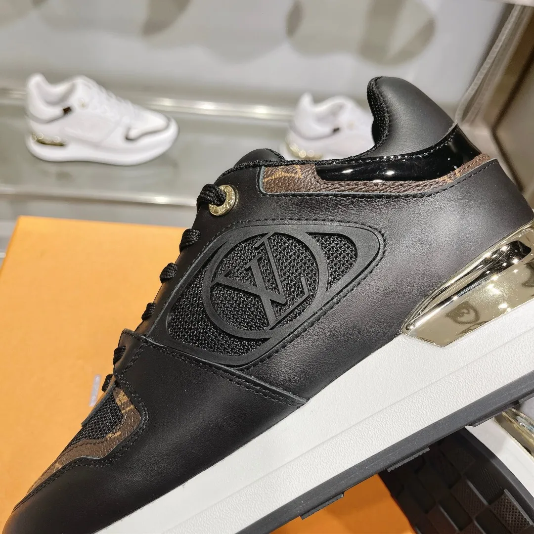 [L Family] P: 760💰Size 35-42 for women, 39-46 for men, (41.42 for women, 45.46 for men, customized) .LV Donkey Brand 🔥🔥LOUIS VUITTON Louis Vuitton's official website synchronizes the 2025 autumn and winter couple's models, which are now on the market, this Neo Run Away sneakers are inspired by running shoes, integrating LV's iconic must-have shoes into the trend. This version is a 1:1 replica of the original version. It is made of two-tone calfskin to highlight its simple lines and unique wedge outsole. Key details include the LV initials on the side and an engraved gold heel stabilizer on the back plus a 2cm hidden insole.